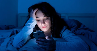 Um estudo publicado no periódico científico Journal of American College Health analisou dados de 64.988 estudantes universitários dos Estados Unidos, com idades entre 18 e 24 anos, para investigar a relação entre tempo de uso de redes sociais e percepção de solidão. A pesquisa identificou que mais da metade dos participantes relatou se sentir frequentemente solitária e que o aumento no número de horas semanais dedicadas às redes sociais esteve associado a maiores probabilidades de relatar esse sentimento.