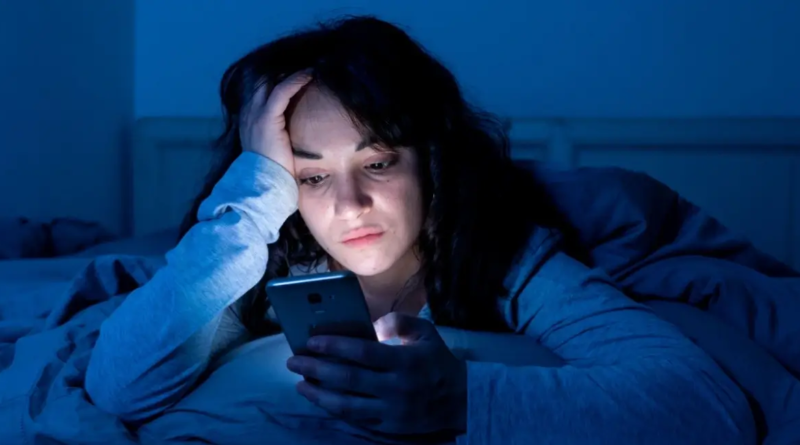 Um estudo publicado no periódico científico Journal of American College Health analisou dados de 64.988 estudantes universitários dos Estados Unidos, com idades entre 18 e 24 anos, para investigar a relação entre tempo de uso de redes sociais e percepção de solidão. A pesquisa identificou que mais da metade dos participantes relatou se sentir frequentemente solitária e que o aumento no número de horas semanais dedicadas às redes sociais esteve associado a maiores probabilidades de relatar esse sentimento.