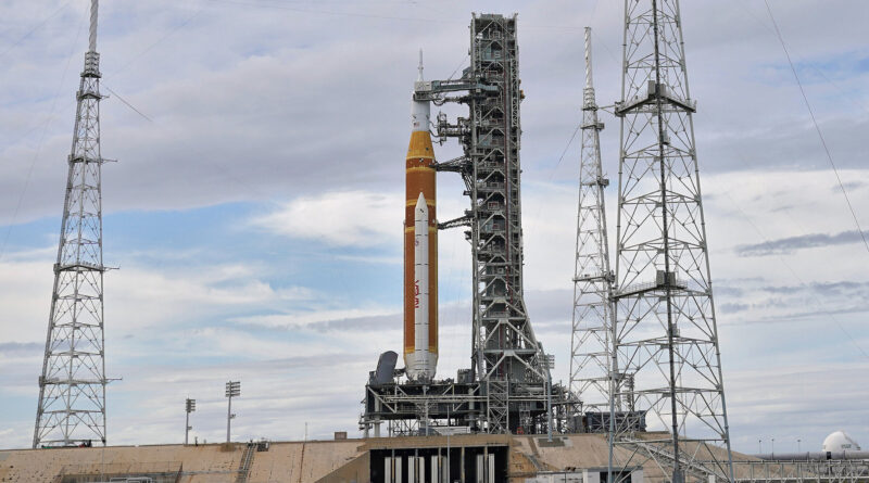 O novo foguete da NASA, Artemis II, está na Plataforma de Lançamento 39-B do Kennedy Space Center, na quinta-feira, 22 de janeiro de 2026, em Cape Canaveral, Flórida. Crédito: Foto da AP/Chris O’Meara, arquivo.