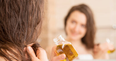 Pesquisadores da Universidade de Flinders, na Austrália, desenvolveram uma nova abordagem sustentável para o tratamento de cabelos danificados, utilizando compostos derivados de óleos vegetais como alternativa aos produtos convencionais baseados em substâncias sintéticas.