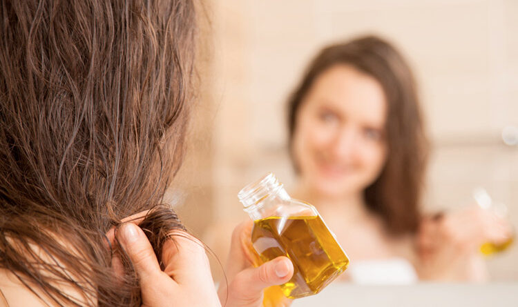 Pesquisadores da Universidade de Flinders, na Austrália, desenvolveram uma nova abordagem sustentável para o tratamento de cabelos danificados, utilizando compostos derivados de óleos vegetais como alternativa aos produtos convencionais baseados em substâncias sintéticas.