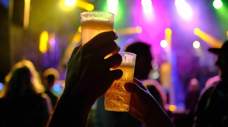 Músicas sertanejas estimulam o consumo de bebidas alcoólicas?